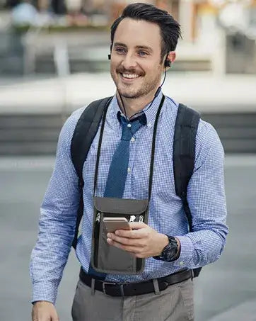 pochette tout de cou